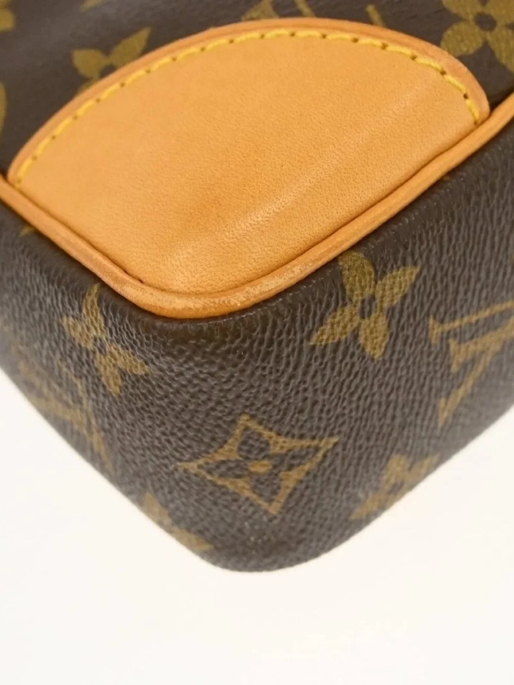 LOUIS VUITTON PORTE DOCUMENTS VOYAGE HANDBAG
